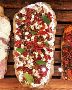 Pizza tzatziki, pomodoro, cetriolo, olive, menta, feta e origano